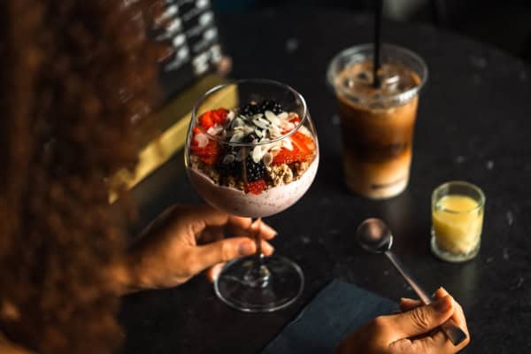 Foto van een luxe smoothie met fruit op de bovenkant