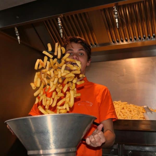 Afbeelding van Lucas die friet gooit