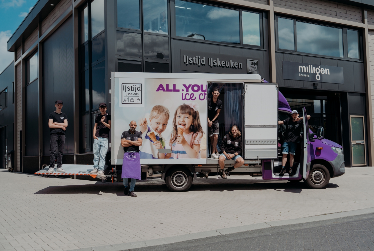 Medewerkers IJstijd met een vrachtwagen van IJstijd