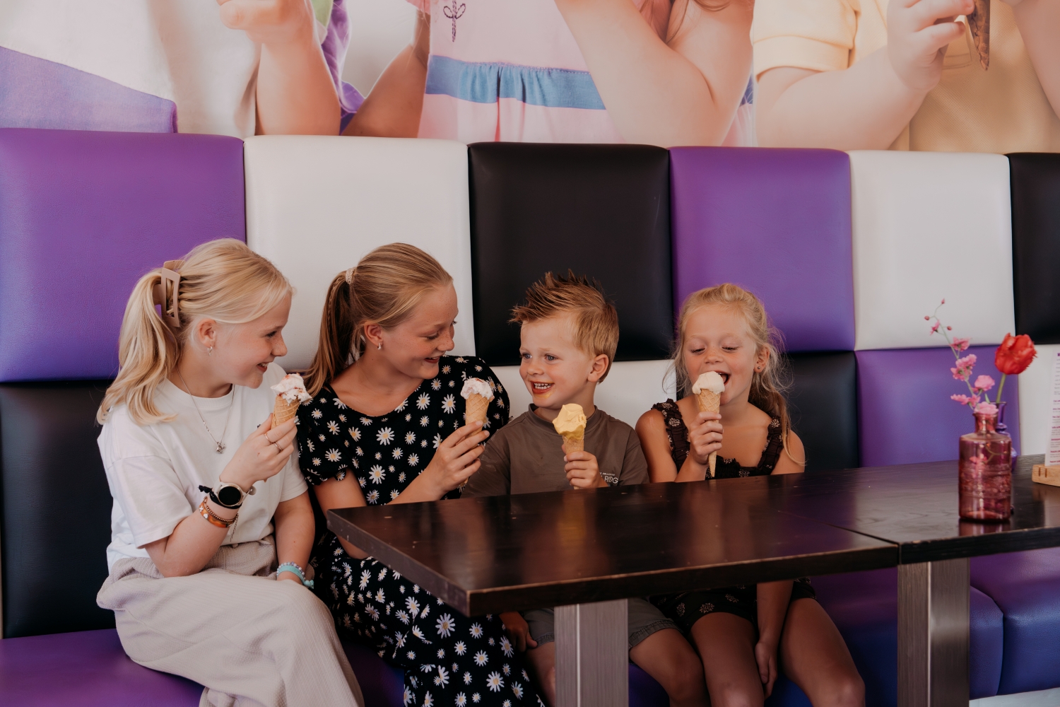 Kinderen genieten van hun ijsje