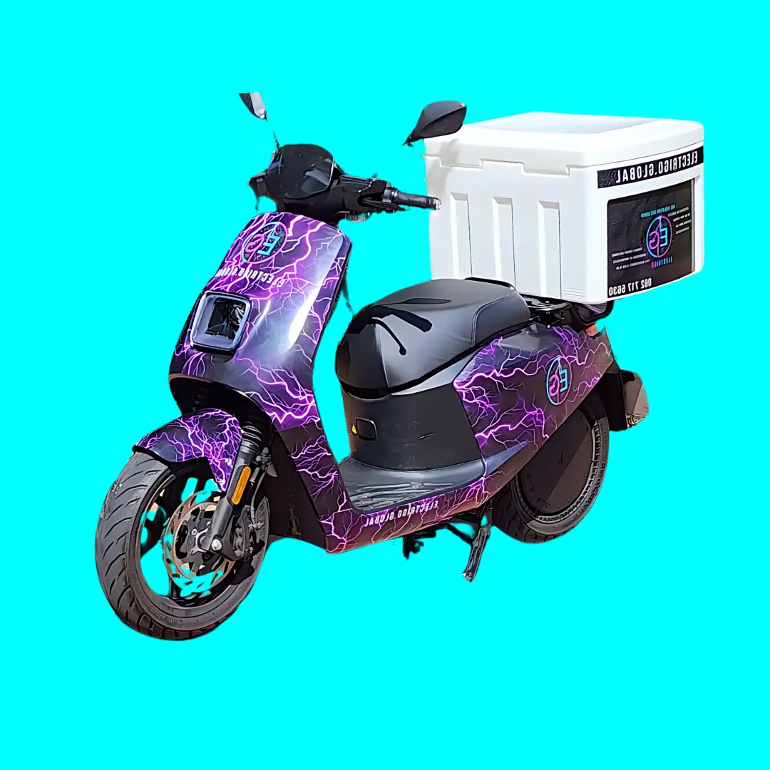 Elektrische bezorgscooter van electriGo met opvallende paarse bliksemwrap en witte koelbox achterop, ontworpen voor food delivery.
